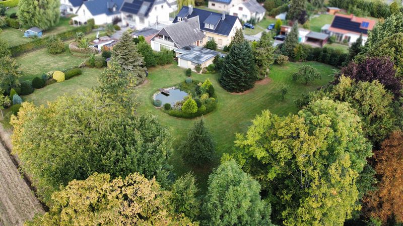 Wohnen wie im Park:
Großzügiges 2-Familienhaus mit traumhaftem Garten
in Bad Sassendorf-Ostinghaus